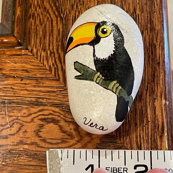 Hand crafted painted toucan bird rock natural white background black yellow - Picture 8 of 8
